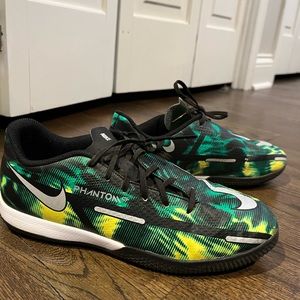 Boys Nike Phantom Futsal shoes